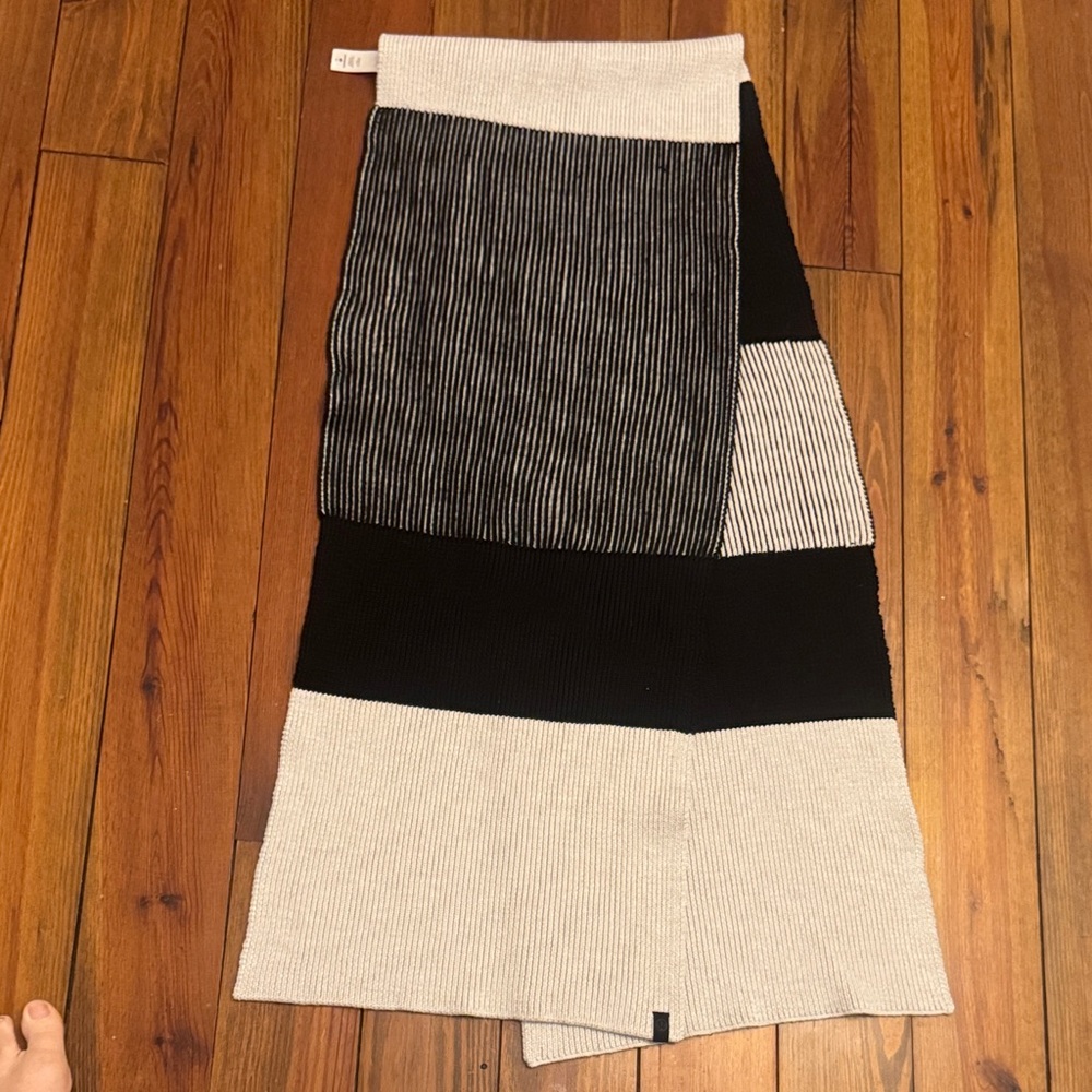 Stylish Unisex Black and Cream Lululemon Wool /Polyester Scarf 78x 14’